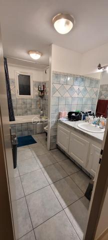Découvrez cet appartement lumineux de 75 m², vendu meublé idéalement situé à Biguglia. En rez-de-chaussée surélevé d'une résidence récente de 2008, vous n'avez absolument rien à ajouter, installez vous !
Profitez d'un cadre de vie privilégié dans ce trois pièces, vous y trouverez les 2 chambres spacieuses baignant dans une atmosphère paisible. une cuisine équipée ouverte sur le salon.
Avec un agencement fonctionnel, l'appartement offre des finitions soignées.  Il dispose d'une place de parking au sein de la copropriété bien entretenue et sécurisée.
Proche des commodités  et facile d'accès, que ce soit pour votre résidence principale, pour un pied à terre où un investissement locatif ne manquez pas ce bien.