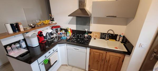 Découvrez cet appartement lumineux de 75 m², vendu meublé idéalement situé à Biguglia. En rez-de-chaussée surélevé d'une résidence récente de 2008, vous n'avez absolument rien à ajouter, installez vous !
Profitez d'un cadre de vie privilégié dans ce trois pièces, vous y trouverez les 2 chambres spacieuses baignant dans une atmosphère paisible. une cuisine équipée ouverte sur le salon.
Avec un agencement fonctionnel, l'appartement offre des finitions soignées.  Il dispose d'une place de parking au sein de la copropriété bien entretenue et sécurisée.
Proche des commodités  et facile d'accès, que ce soit pour votre résidence principale, pour un pied à terre où un investissement locatif ne manquez pas ce bien.