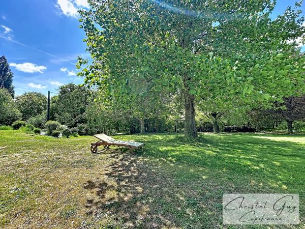 (72) A vendre – Terrain et habitations de loisirs sur environ 1 hectare – Proche de Montval-sur-Loir