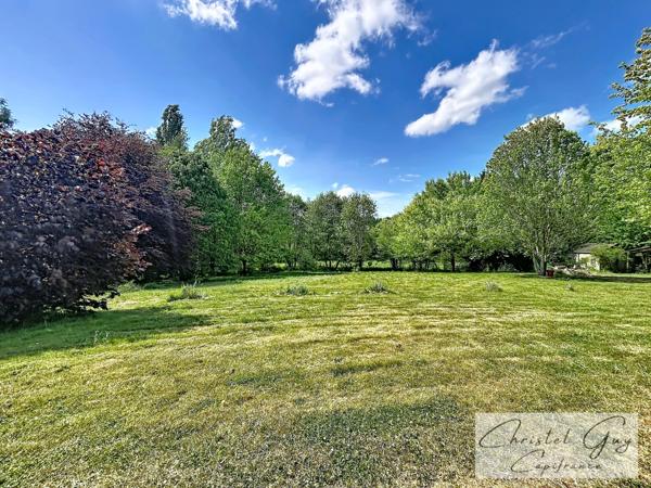 (72) A vendre – Terrain et habitations de loisirs sur environ 1 hectare – Proche de Montval-sur-Loir