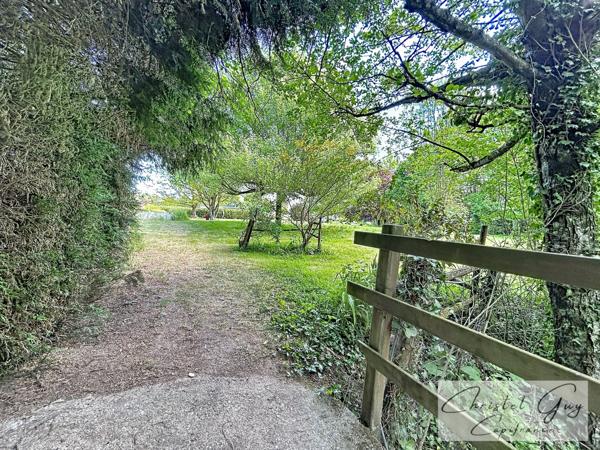 (72) A vendre – Terrain et habitations de loisirs sur environ 1 hectare – Proche de Montval-sur-Loir