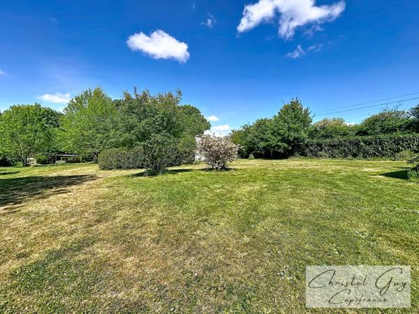 (72) A vendre – Terrain et habitations de loisirs sur environ 1 hectare – Proche de Montval-sur-Loir