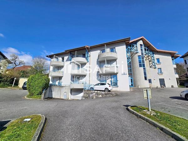 Dernier étage, balcon sud et vue montagnes