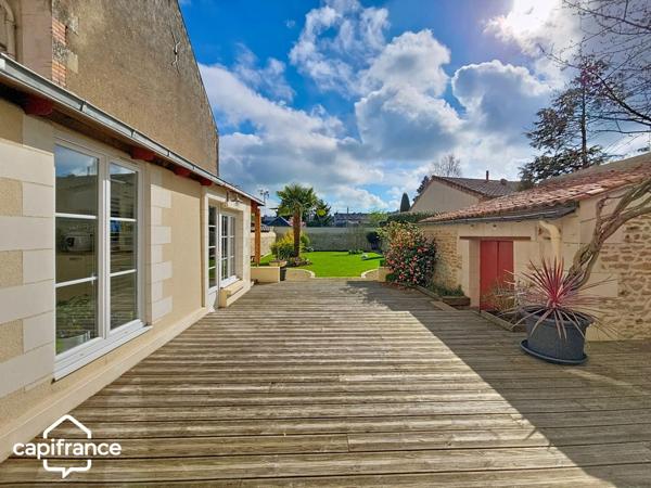 Grande maison familiale rénovée 243 m² – 6 chambres – jardin, terrasse, garage – Thouars centre (79100)