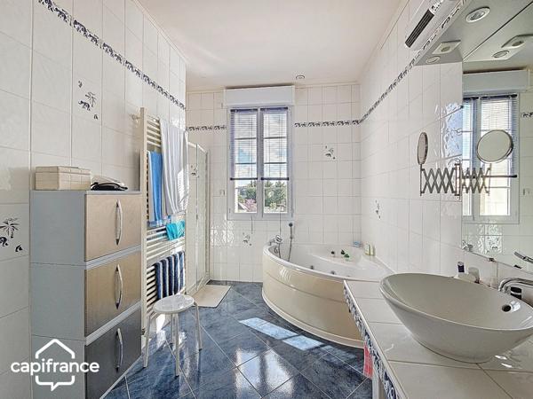 Grande maison familiale rénovée 243 m² – 6 chambres – jardin, terrasse, garage – Thouars centre (79100)