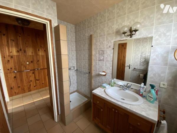 Maison deux chambres de plain pied avec garage. 