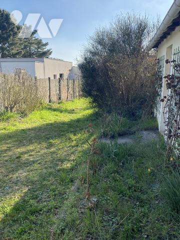 Maison deux chambres de plain pied avec garage. 