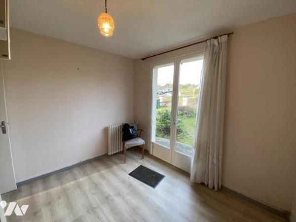 Maison deux chambres de plain pied avec garage. 