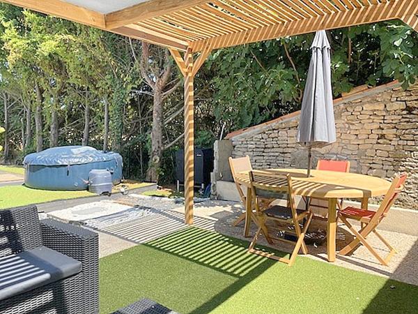 Maison en pierre  4 CHAMBRES, jardin et dépendance