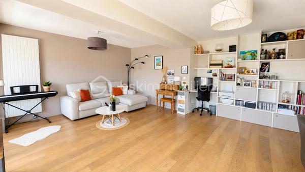 Au 6ème étage sur 7 d'une résidence familiale sécurisée avec ascenseur, découvrez ce beau 3 pièces traversant de 74 m² bénéficiant d'une belle vue dégagée sans vis-à-vis en étage élevé.  
L'appartement se compose d'une pièce à vivre avec cuisine ouverte équipée donnant sur un balcon filant, de deux chambres dont une avec dressing, d'une salle d'eau et de WC séparés. 
Le balcon dispose d'un cagibi faisant office de stockage et petite buanderie.  
Traversant et climatisé, le bien dispose également de plusieurs rangements.  

Une cave ainsi qu'une place de parking privative complètent ce bien. Possibilité de garer un deuxième véhicule sur les emplacements collectifs dans la résidence.  

A proximité immédiate des écoles, crèches, infrastructures sportives, commerces, accès autoroute et aéroport.  Un appartement idéal pour un couple, une famille ou des retraités recherchant un bien fonctionnel, pratique et à proximité des services.  

À découvrir rapidement! 
Contactez marine Nascimento au 0760033041