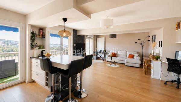 Au 6ème étage sur 7 d'une résidence familiale sécurisée avec ascenseur, découvrez ce beau 3 pièces traversant de 74 m² bénéficiant d'une belle vue dégagée sans vis-à-vis en étage élevé.  
L'appartement se compose d'une pièce à vivre avec cuisine ouverte équipée donnant sur un balcon filant, de deux chambres dont une avec dressing, d'une salle d'eau et de WC séparés. 
Le balcon dispose d'un cagibi faisant office de stockage et petite buanderie.  
Traversant et climatisé, le bien dispose également de plusieurs rangements.  

Une cave ainsi qu'une place de parking privative complètent ce bien. Possibilité de garer un deuxième véhicule sur les emplacements collectifs dans la résidence.  

A proximité immédiate des écoles, crèches, infrastructures sportives, commerces, accès autoroute et aéroport.  Un appartement idéal pour un couple, une famille ou des retraités recherchant un bien fonctionnel, pratique et à proximité des services.  

À découvrir rapidement! 
Contactez marine Nascimento au 0760033041