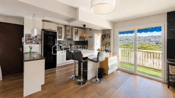 Au 6ème étage sur 7 d'une résidence familiale sécurisée avec ascenseur, découvrez ce beau 3 pièces traversant de 74 m² bénéficiant d'une belle vue dégagée sans vis-à-vis en étage élevé.  
L'appartement se compose d'une pièce à vivre avec cuisine ouverte équipée donnant sur un balcon filant, de deux chambres dont une avec dressing, d'une salle d'eau et de WC séparés. 
Le balcon dispose d'un cagibi faisant office de stockage et petite buanderie.  
Traversant et climatisé, le bien dispose également de plusieurs rangements.  

Une cave ainsi qu'une place de parking privative complètent ce bien. Possibilité de garer un deuxième véhicule sur les emplacements collectifs dans la résidence.  

A proximité immédiate des écoles, crèches, infrastructures sportives, commerces, accès autoroute et aéroport.  Un appartement idéal pour un couple, une famille ou des retraités recherchant un bien fonctionnel, pratique et à proximité des services.  

À découvrir rapidement! 
Contactez marine Nascimento au 0760033041