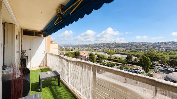 Au 6ème étage sur 7 d'une résidence familiale sécurisée avec ascenseur, découvrez ce beau 3 pièces traversant de 74 m² bénéficiant d'une belle vue dégagée sans vis-à-vis en étage élevé.  
L'appartement se compose d'une pièce à vivre avec cuisine ouverte équipée donnant sur un balcon filant, de deux chambres dont une avec dressing, d'une salle d'eau et de WC séparés. 
Le balcon dispose d'un cagibi faisant office de stockage et petite buanderie.  
Traversant et climatisé, le bien dispose également de plusieurs rangements.  

Une cave ainsi qu'une place de parking privative complètent ce bien. Possibilité de garer un deuxième véhicule sur les emplacements collectifs dans la résidence.  

A proximité immédiate des écoles, crèches, infrastructures sportives, commerces, accès autoroute et aéroport.  Un appartement idéal pour un couple, une famille ou des retraités recherchant un bien fonctionnel, pratique et à proximité des services.  

À découvrir rapidement! 
Contactez marine Nascimento au 0760033041