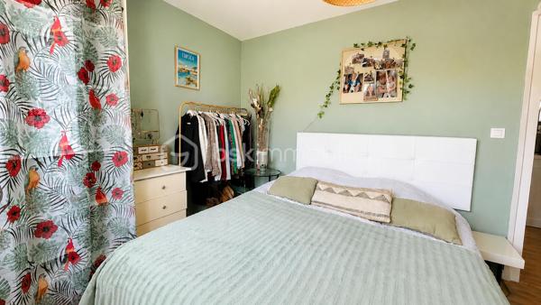 Au 6ème étage sur 7 d'une résidence familiale sécurisée avec ascenseur, découvrez ce beau 3 pièces traversant de 74 m² bénéficiant d'une belle vue dégagée sans vis-à-vis en étage élevé.  
L'appartement se compose d'une pièce à vivre avec cuisine ouverte équipée donnant sur un balcon filant, de deux chambres dont une avec dressing, d'une salle d'eau et de WC séparés. 
Le balcon dispose d'un cagibi faisant office de stockage et petite buanderie.  
Traversant et climatisé, le bien dispose également de plusieurs rangements.  

Une cave ainsi qu'une place de parking privative complètent ce bien. Possibilité de garer un deuxième véhicule sur les emplacements collectifs dans la résidence.  

A proximité immédiate des écoles, crèches, infrastructures sportives, commerces, accès autoroute et aéroport.  Un appartement idéal pour un couple, une famille ou des retraités recherchant un bien fonctionnel, pratique et à proximité des services.  

À découvrir rapidement! 
Contactez marine Nascimento au 0760033041