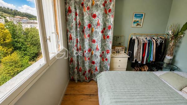 Au 6ème étage sur 7 d'une résidence familiale sécurisée avec ascenseur, découvrez ce beau 3 pièces traversant de 74 m² bénéficiant d'une belle vue dégagée sans vis-à-vis en étage élevé.  
L'appartement se compose d'une pièce à vivre avec cuisine ouverte équipée donnant sur un balcon filant, de deux chambres dont une avec dressing, d'une salle d'eau et de WC séparés. 
Le balcon dispose d'un cagibi faisant office de stockage et petite buanderie.  
Traversant et climatisé, le bien dispose également de plusieurs rangements.  

Une cave ainsi qu'une place de parking privative complètent ce bien. Possibilité de garer un deuxième véhicule sur les emplacements collectifs dans la résidence.  

A proximité immédiate des écoles, crèches, infrastructures sportives, commerces, accès autoroute et aéroport.  Un appartement idéal pour un couple, une famille ou des retraités recherchant un bien fonctionnel, pratique et à proximité des services.  

À découvrir rapidement! 
Contactez marine Nascimento au 0760033041