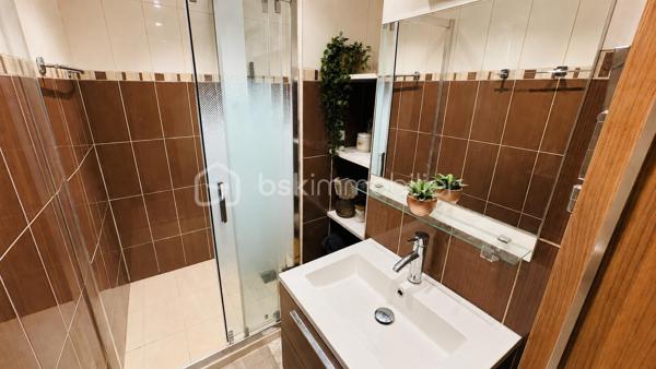 Au 6ème étage sur 7 d'une résidence familiale sécurisée avec ascenseur, découvrez ce beau 3 pièces traversant de 74 m² bénéficiant d'une belle vue dégagée sans vis-à-vis en étage élevé.  
L'appartement se compose d'une pièce à vivre avec cuisine ouverte équipée donnant sur un balcon filant, de deux chambres dont une avec dressing, d'une salle d'eau et de WC séparés. 
Le balcon dispose d'un cagibi faisant office de stockage et petite buanderie.  
Traversant et climatisé, le bien dispose également de plusieurs rangements.  

Une cave ainsi qu'une place de parking privative complètent ce bien. Possibilité de garer un deuxième véhicule sur les emplacements collectifs dans la résidence.  

A proximité immédiate des écoles, crèches, infrastructures sportives, commerces, accès autoroute et aéroport.  Un appartement idéal pour un couple, une famille ou des retraités recherchant un bien fonctionnel, pratique et à proximité des services.  

À découvrir rapidement! 
Contactez marine Nascimento au 0760033041