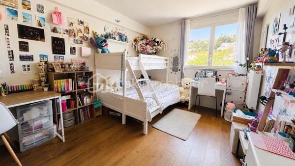 Au 6ème étage sur 7 d'une résidence familiale sécurisée avec ascenseur, découvrez ce beau 3 pièces traversant de 74 m² bénéficiant d'une belle vue dégagée sans vis-à-vis en étage élevé.  
L'appartement se compose d'une pièce à vivre avec cuisine ouverte équipée donnant sur un balcon filant, de deux chambres dont une avec dressing, d'une salle d'eau et de WC séparés. 
Le balcon dispose d'un cagibi faisant office de stockage et petite buanderie.  
Traversant et climatisé, le bien dispose également de plusieurs rangements.  

Une cave ainsi qu'une place de parking privative complètent ce bien. Possibilité de garer un deuxième véhicule sur les emplacements collectifs dans la résidence.  

A proximité immédiate des écoles, crèches, infrastructures sportives, commerces, accès autoroute et aéroport.  Un appartement idéal pour un couple, une famille ou des retraités recherchant un bien fonctionnel, pratique et à proximité des services.  

À découvrir rapidement! 
Contactez marine Nascimento au 0760033041