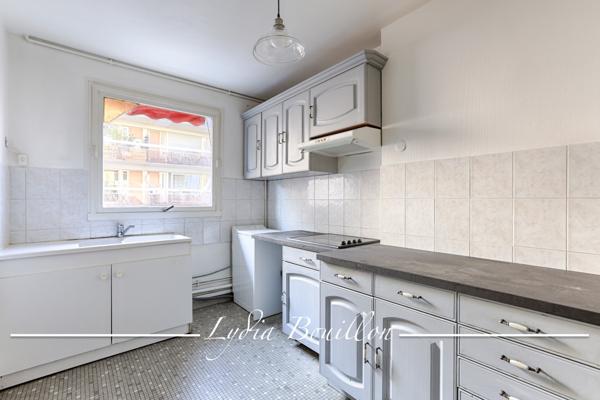 Paris (75020) Paris 20ème, Place Gambetta, 2 Pièces et demie avec balcon