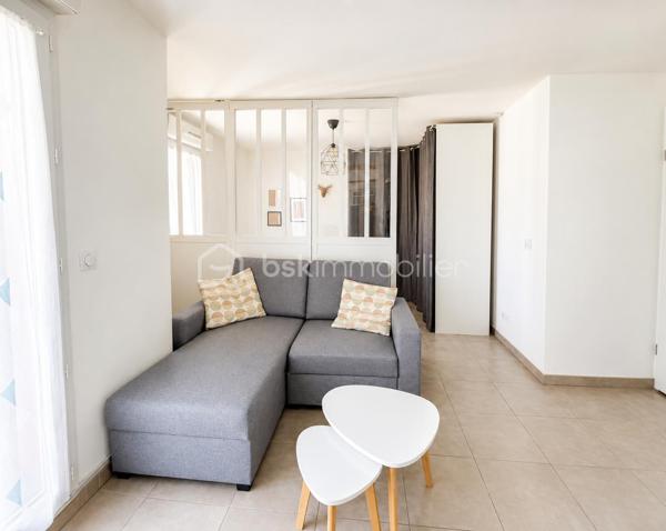 A deux pas du Mourillon, dans un secteur privilégié pour sa qualité de vie au quotidien, découvrez en exclusivité ce T1 avec coin nuit de 33 M² situé au 7ème et dernier étage d'une résidence récente (2012) sécurisée. Dès l'entrée, vous profitez d'un placard intégré. La pièce de vie agréable et fonctionnelle accueille une cuisine équipée et un coin salon, accédant sur une belle terrasse de 5 M². Un coin nuit bien délimité avec rangements et espace bureau permet une vraie séparation des usages.  Salle d'eau (douche) avec wc. Pour plus de confort (Dpe C) Chauffage central au gaz de ville + climatisation réversible - un box fermé en sous sol complète ce bien (possibilité d'installation borne électrique, câblage déjà prévu par la copro).
Peut être vendu meublé !

Les + qui font la différence: 

- terrasse de 5 M² pour profiter des extérieurs
- dernier étage: plus calme, plus lumineux 
- résidence récente (2012)
- produit qui coche toutes les cases du marché actuel 

Emplacement stratégique pour le quotidien:  commerces, marché Bazeilles très proches - Pour travailler:  transports en communs, accès autoroutes Nice, Marseille très rapide -  Pour les loisirs: plages, bar/ restaurants les pieds dans l'eau à moins de 5 minutes en voiture, ambiance vivante et conviviale toute l'année.

Idéal pour:

- 1er achat
- investissement locatif rentable
- pied à terre proche mer