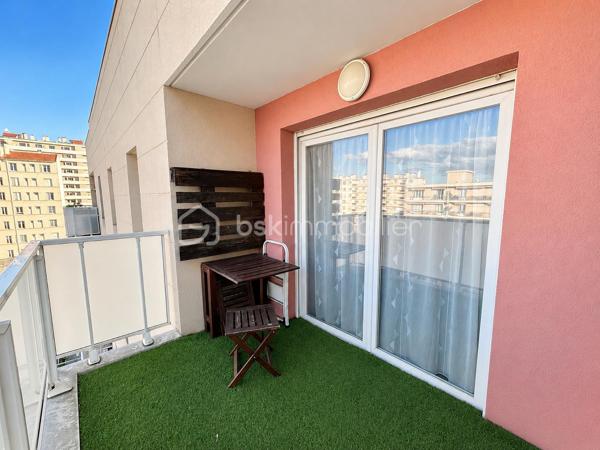 A deux pas du Mourillon, dans un secteur privilégié pour sa qualité de vie au quotidien, découvrez en exclusivité ce T1 avec coin nuit de 33 M² situé au 7ème et dernier étage d'une résidence récente (2012) sécurisée. Dès l'entrée, vous profitez d'un placard intégré. La pièce de vie agréable et fonctionnelle accueille une cuisine équipée et un coin salon, accédant sur une belle terrasse de 5 M². Un coin nuit bien délimité avec rangements et espace bureau permet une vraie séparation des usages.  Salle d'eau (douche) avec wc. Pour plus de confort (Dpe C) Chauffage central au gaz de ville + climatisation réversible - un box fermé en sous sol complète ce bien (possibilité d'installation borne électrique, câblage déjà prévu par la copro).
Peut être vendu meublé !

Les + qui font la différence: 

- terrasse de 5 M² pour profiter des extérieurs
- dernier étage: plus calme, plus lumineux 
- résidence récente (2012)
- produit qui coche toutes les cases du marché actuel 

Emplacement stratégique pour le quotidien:  commerces, marché Bazeilles très proches - Pour travailler:  transports en communs, accès autoroutes Nice, Marseille très rapide -  Pour les loisirs: plages, bar/ restaurants les pieds dans l'eau à moins de 5 minutes en voiture, ambiance vivante et conviviale toute l'année.

Idéal pour:

- 1er achat
- investissement locatif rentable
- pied à terre proche mer