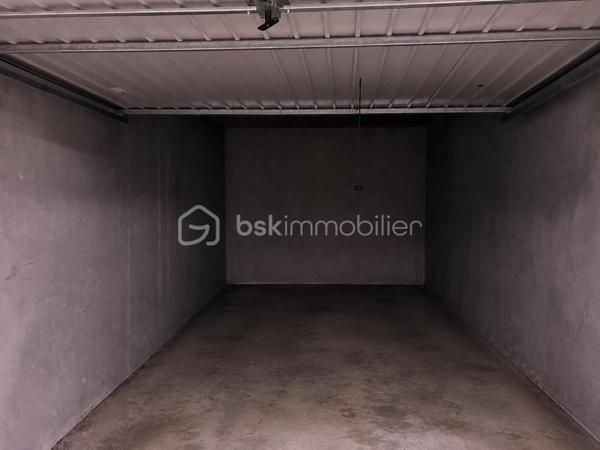A deux pas du Mourillon, dans un secteur privilégié pour sa qualité de vie au quotidien, découvrez en exclusivité ce T1 avec coin nuit de 33 M² situé au 7ème et dernier étage d'une résidence récente (2012) sécurisée. Dès l'entrée, vous profitez d'un placard intégré. La pièce de vie agréable et fonctionnelle accueille une cuisine équipée et un coin salon, accédant sur une belle terrasse de 5 M². Un coin nuit bien délimité avec rangements et espace bureau permet une vraie séparation des usages.  Salle d'eau (douche) avec wc. Pour plus de confort (Dpe C) Chauffage central au gaz de ville + climatisation réversible - un box fermé en sous sol complète ce bien (possibilité d'installation borne électrique, câblage déjà prévu par la copro).
Peut être vendu meublé !

Les + qui font la différence: 

- terrasse de 5 M² pour profiter des extérieurs
- dernier étage: plus calme, plus lumineux 
- résidence récente (2012)
- produit qui coche toutes les cases du marché actuel 

Emplacement stratégique pour le quotidien:  commerces, marché Bazeilles très proches - Pour travailler:  transports en communs, accès autoroutes Nice, Marseille très rapide -  Pour les loisirs: plages, bar/ restaurants les pieds dans l'eau à moins de 5 minutes en voiture, ambiance vivante et conviviale toute l'année.

Idéal pour:

- 1er achat
- investissement locatif rentable
- pied à terre proche mer