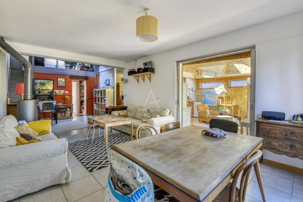 Maison ancienne rénovée avec jardin arboré