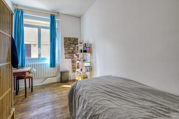 Maison ancienne rénovée avec jardin arboré