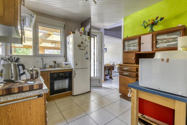 Maison ancienne rénovée avec jardin arboré
