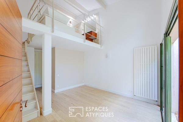 Anciens entrepôts de presse réhabilités en loft de plain pied avec patios