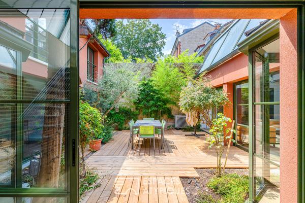Anciens entrepôts de presse réhabilités en loft de plain pied avec patios
