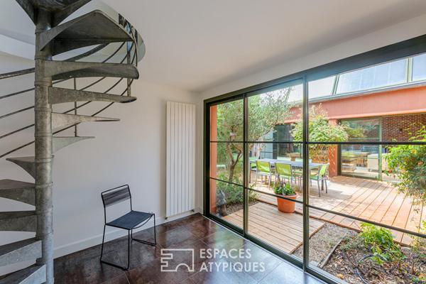 Anciens entrepôts de presse réhabilités en loft de plain pied avec patios