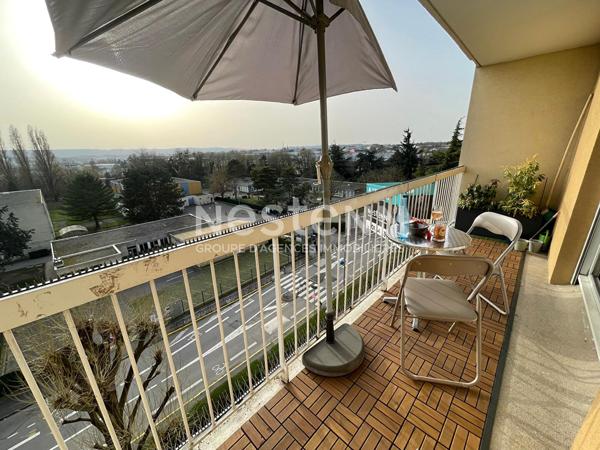 A VENDRE CHILLY-MAZARIN, un appartement de 3 pièces avec balcon, cellier et place de parking. Isolation et ravalement voté et payé par le vendeur.