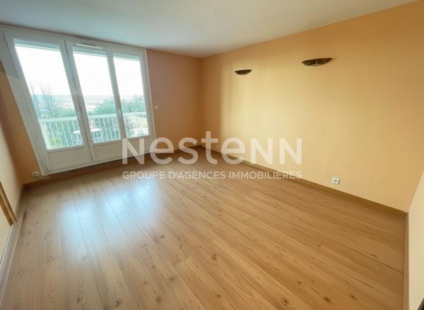 A VENDRE CHILLY-MAZARIN, un appartement de 3 pièces avec balcon, cellier et place de parking. Isolation et ravalement voté et payé par le vendeur.