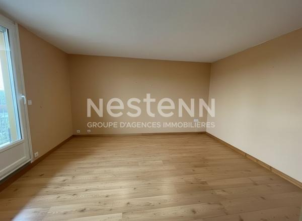 A VENDRE CHILLY-MAZARIN, un appartement de 3 pièces avec balcon, cellier et place de parking. Isolation et ravalement voté et payé par le vendeur.