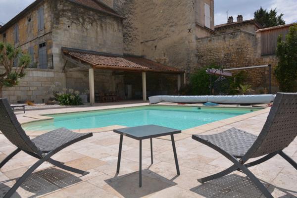 Maison à vendre 6 pièces ANGOULEME centre 3 chambres, bureau, jardin, garage, piscine