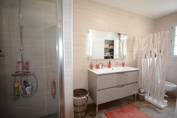 Maison à vendre 6 pièces ANGOULEME centre 3 chambres, bureau, jardin, garage, piscine