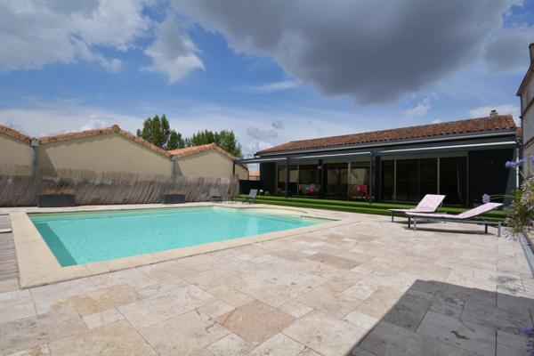 Maison à vendre 6 pièces ANGOULEME centre 3 chambres, bureau, jardin, garage, piscine