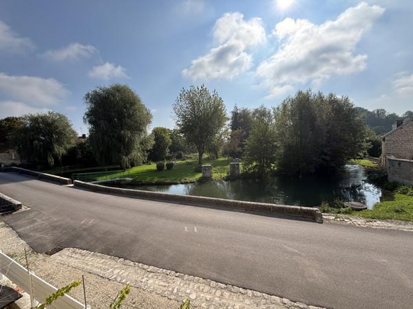 Maison de village, rénovée,de 130m² avec cour et vue imprenable sur la Seine proche de CHATILLON /S Chamesson (21400)