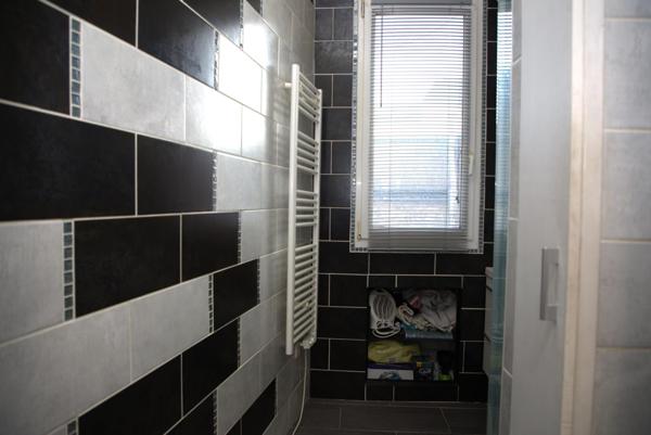 Beau F2 lumineux  - Très bon état - 1er Etage sans ascenseur - Faibles charges