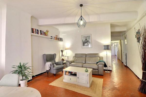 CENTRE VILLE SANARY SUR MER - APPARTEMENT DE TYPE 3 -