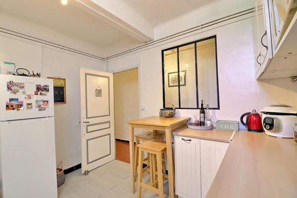 CENTRE VILLE SANARY SUR MER - APPARTEMENT DE TYPE 3 -