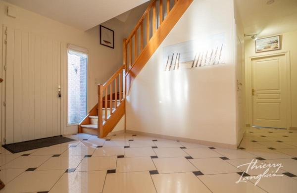 VILLA DE 206M2 HABITABLES DANS SECTEUR RECHERCHE