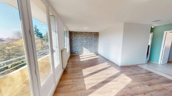 Appartement traversant T3 fraichement rénové, double balcons, et parking collectif privé.