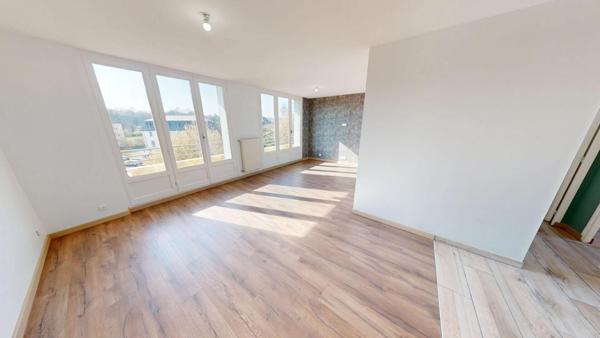Appartement traversant T3 fraichement rénové, double balcons, et parking collectif privé.