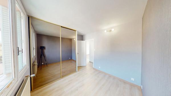 Appartement traversant T3 fraichement rénové, double balcons, et parking collectif privé.