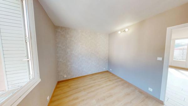 Appartement traversant T3 fraichement rénové, double balcons, et parking collectif privé.