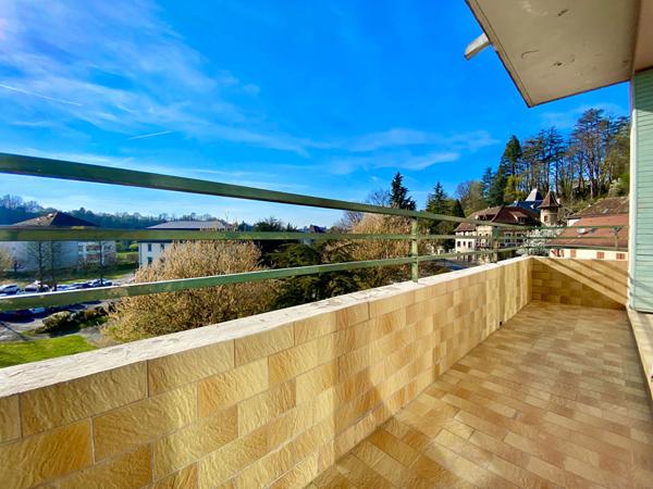 Appartement traversant T3 fraichement rénové, double balcons, et parking collectif privé.