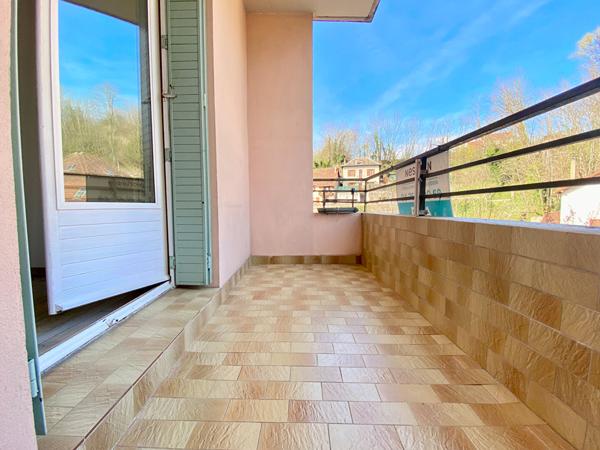 Appartement traversant T3 fraichement rénové, double balcons, et parking collectif privé.