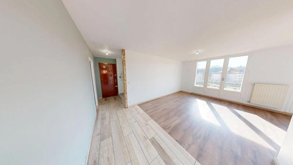 Appartement traversant T3 fraichement rénové, double balcons, et parking collectif privé.