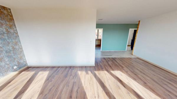 Appartement traversant T3 fraichement rénové, double balcons, et parking collectif privé.